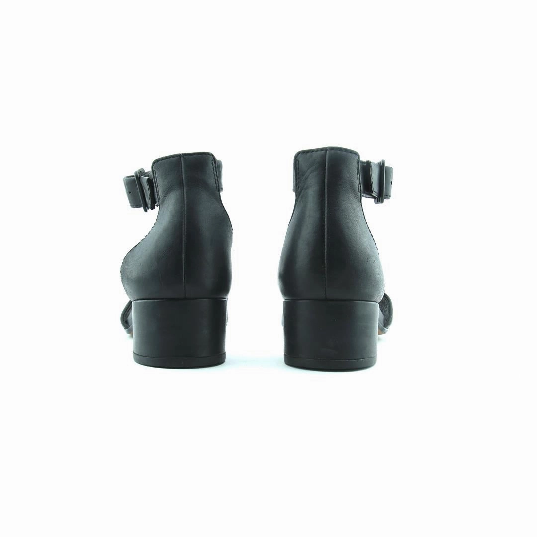 High Heels With Outfits CLARKS ULTIMATE COMFORT