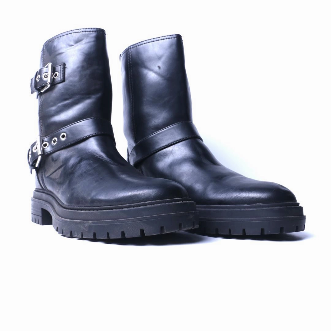 Casual Canvas Shoes Crossword Clue LEFTIES .