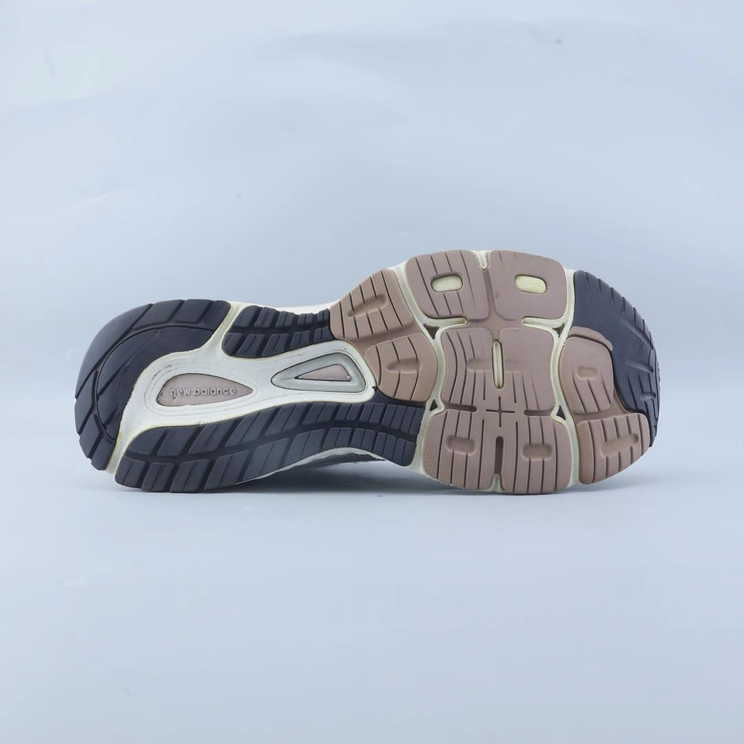 New Balance Black 2002 NEW BALANCE 880V9