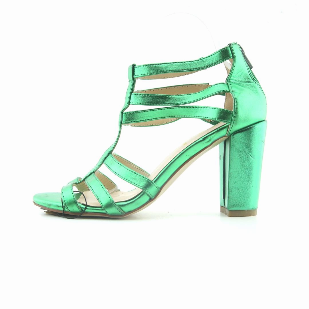 F5J . Capris With High Heels