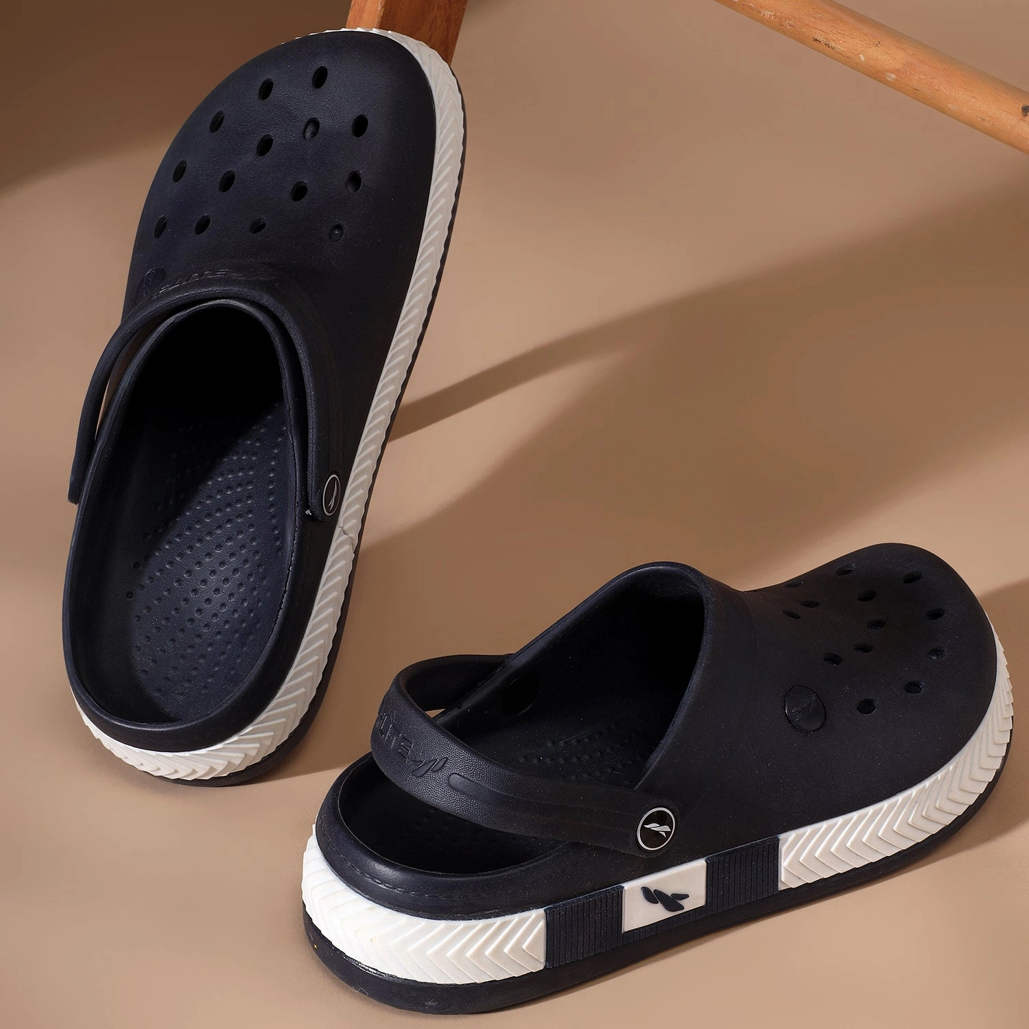 FLITE Clogs for Men FL 2020 Pom Pom Sandals