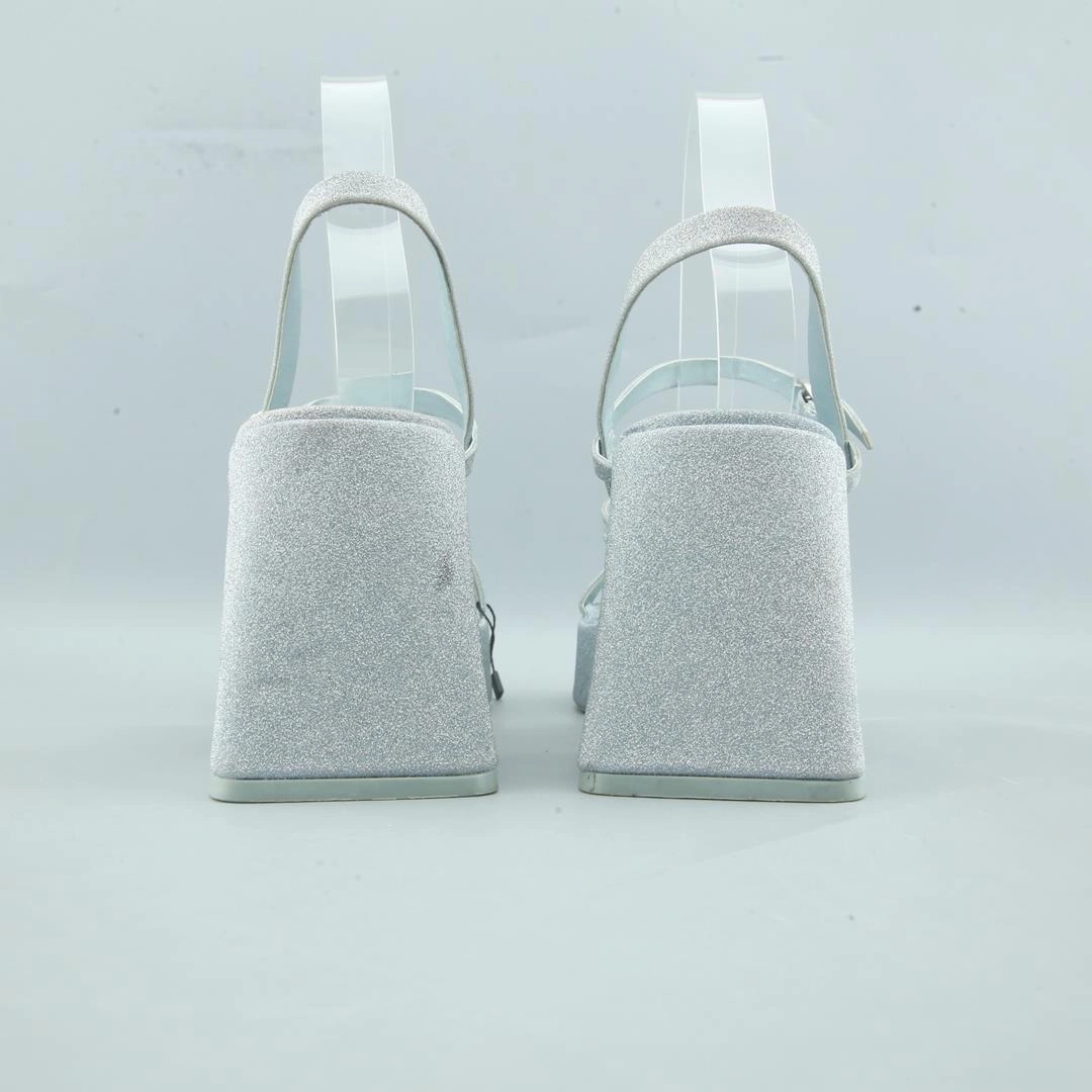 High Heels For History STRADIVARIUS .