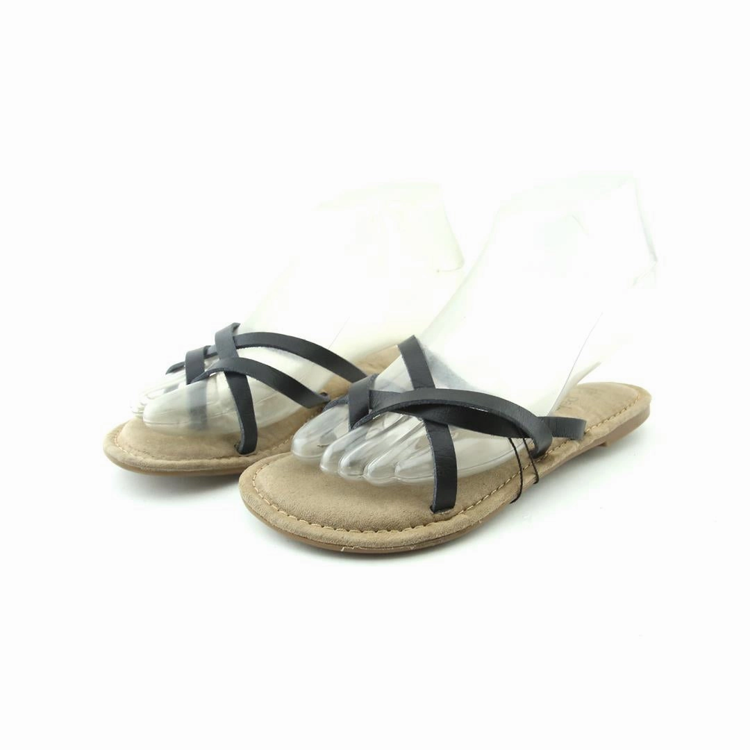 PALMS . Slippers Outside