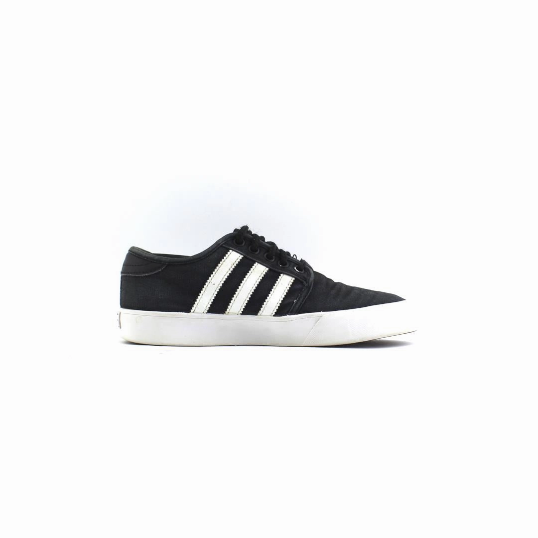 Court Graffik Casual Low Top Skate Shoe ADIDAS .