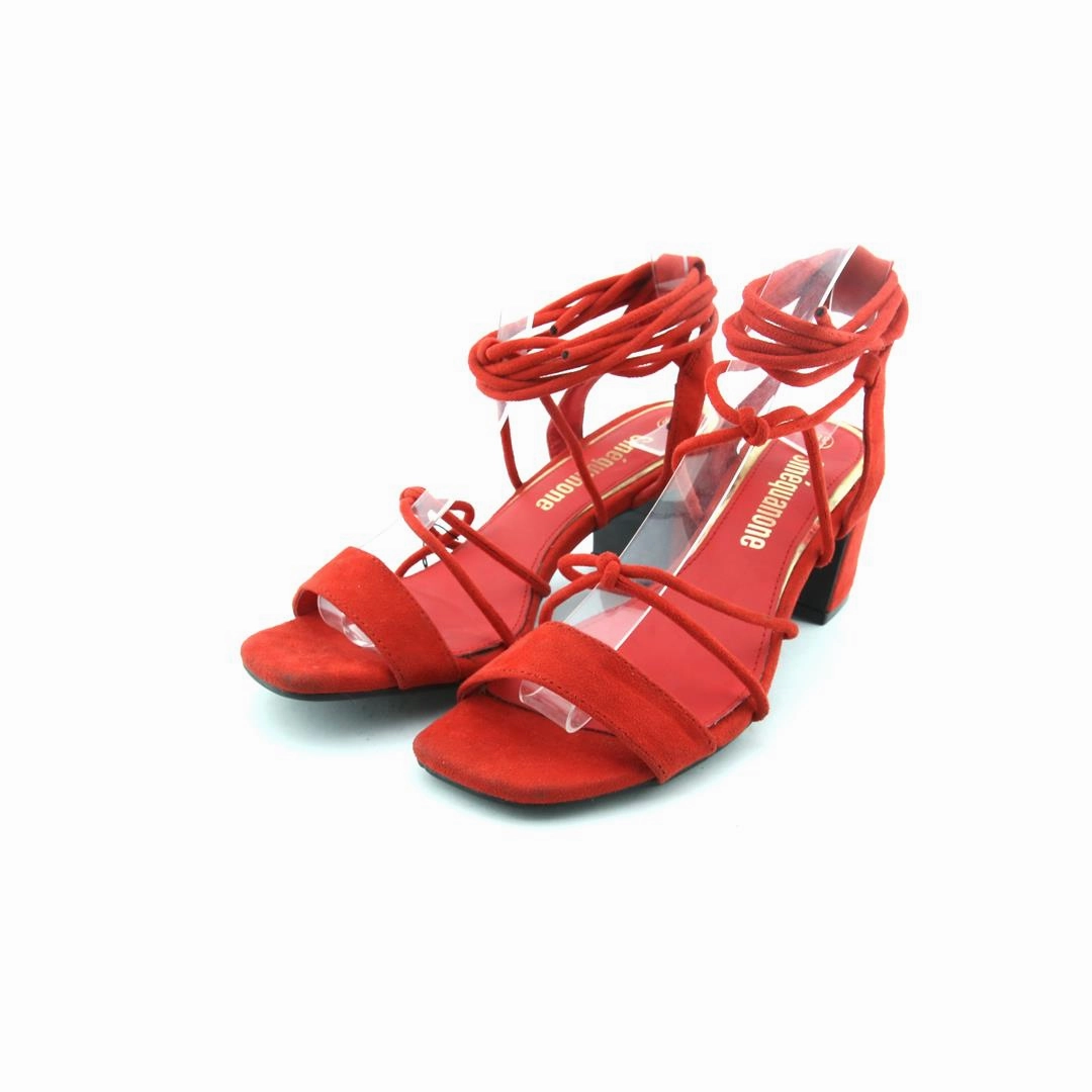 Wearing Shoes SINEQUANONE .