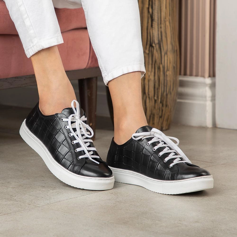 The Krun Black Men's Sneakers Tresmode Max Air Sneakers